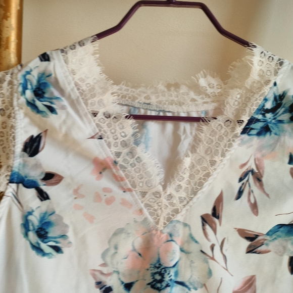 Floral Lace Trim Top - Picture 3 of 16